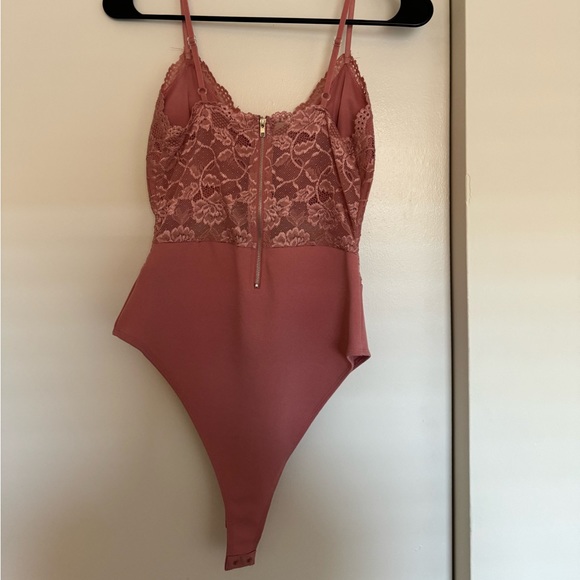 Super cute bodysuit never been worn - Picture 4 of 4